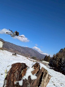 雪山とドローン